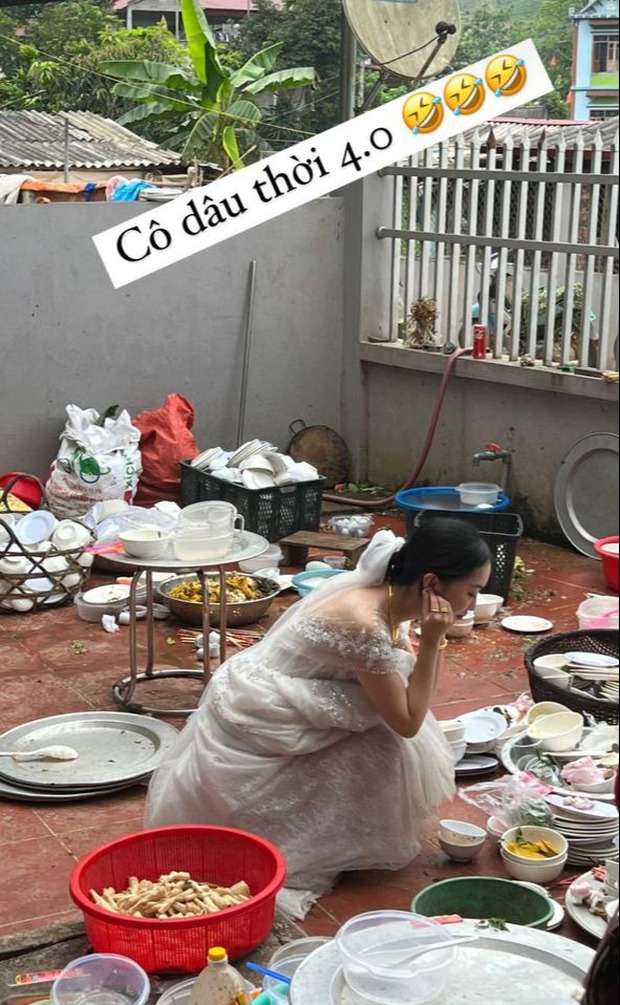 Ha Duc Chinhの妻は、結婚式で料理をしているところに座っています。 