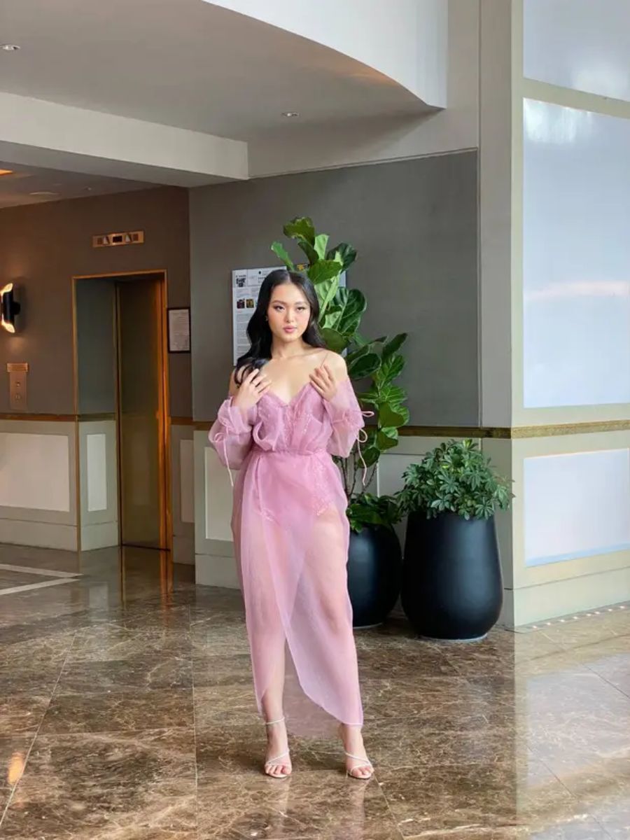 Người đẹp Huế mặc thiết kế "mỏng như sương", gây tranh cãi vì lộ cơ thể? - 1