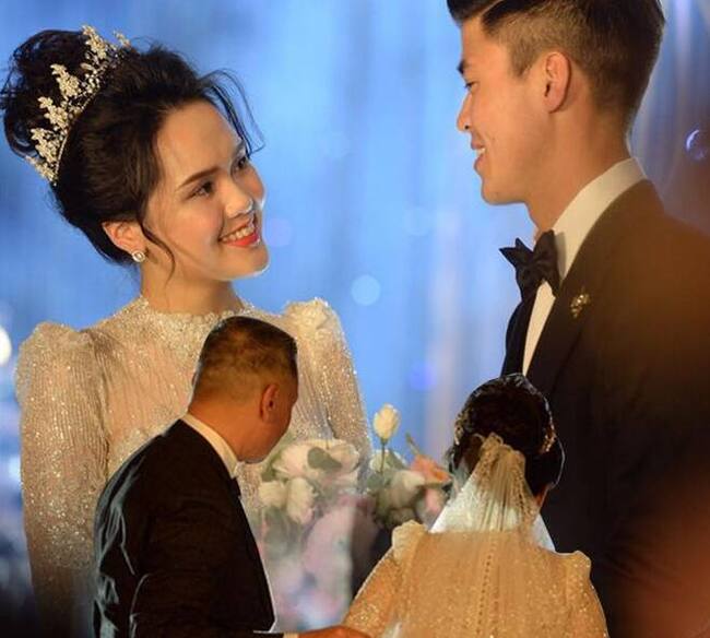 Quỳnh Anh và Duy Mạnh tổ chức đám cưới hoành tráng vào tháng 2.2020. Cầu thủ 9X đã bỏ ra hơn 1 tỷ đồng để tặng vợ chiếc váy cưới lấp lánh đính 8.000 viên pha lê.
