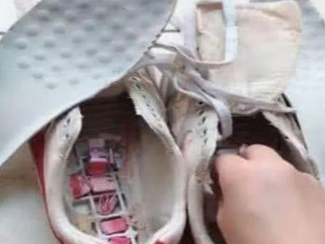 Chồng nhất quyết không chịu vứt đôi giày cũ, vợ đem đi giặt mới phát hiện bí mật gây sốc
