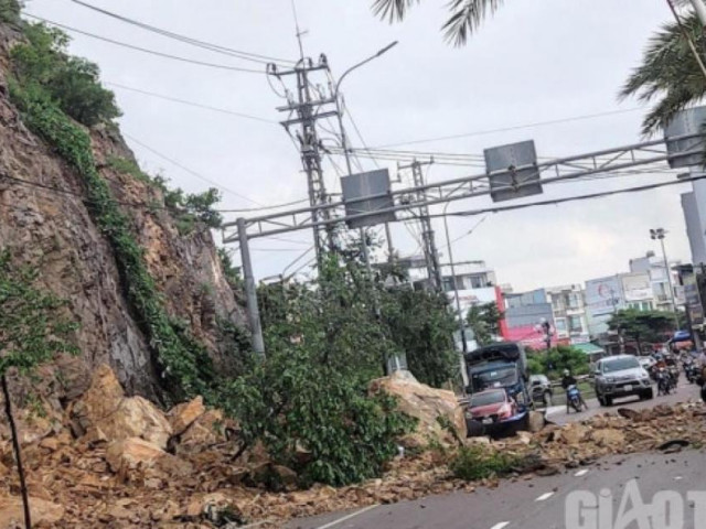 Sạt lở núi ở Quy Nhơn, đá rơi trúng nhiều xe đang đi