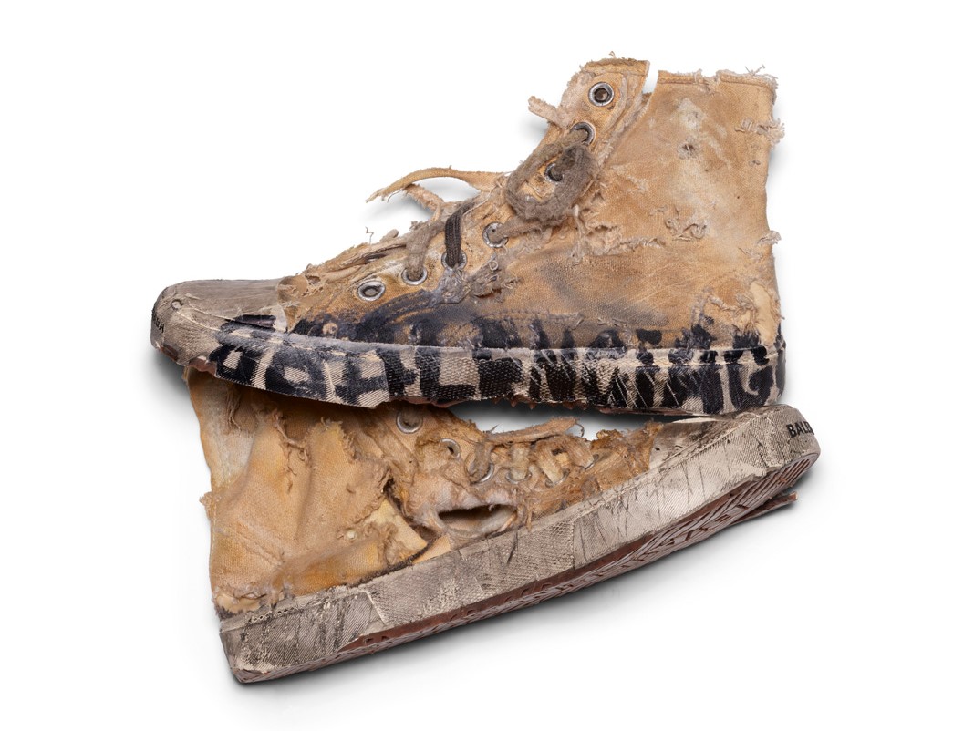 Giày rách bẩn của Balenciaga giá 1850 USD  VnExpress Giải trí