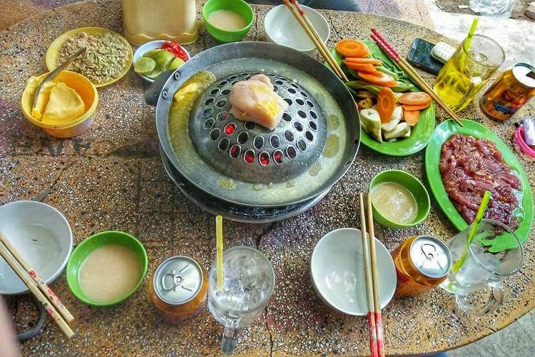 Khi nướng đầu tiên người ăn sẽ đặt một miếng mỡ lợn lên đỉnh vỉ cho chảy mỡ xung quanh rồi mới nướng thịt