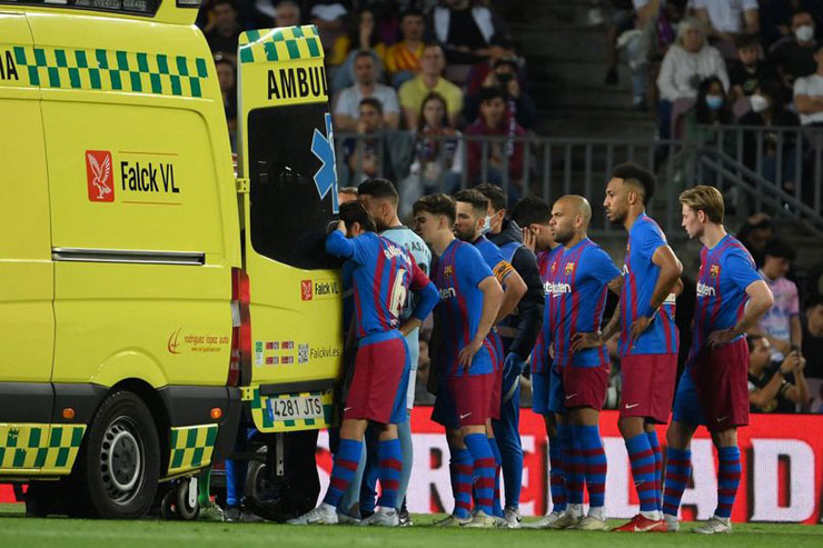 SAO Barca phải nhập viện cấp cứu vì "gà nhà đá nhau", tình trạng giờ ra sao? - 3