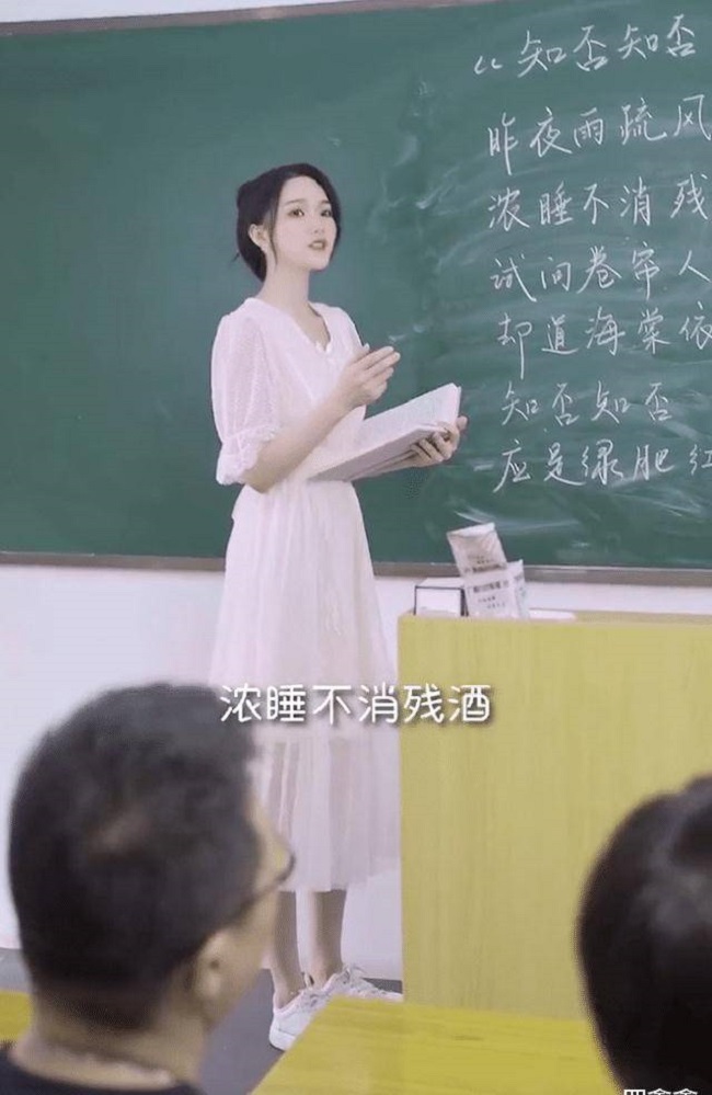 Nữ giáo viên xinh đẹp diện váy ngắn lên lớp: Giảng đường chật kín, phụ huynh lo lắng - 1