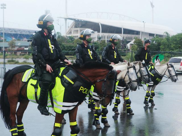 Tin tức trong ngày - Ảnh: Cảnh sát cưỡi tuấn mã tuần tra đảm bảo an ninh cho lễ khai mạc SEA Games 31