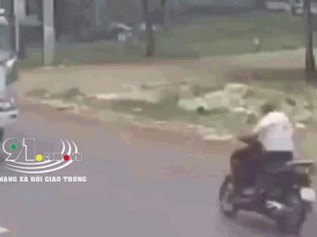 Clip: Kinh hoàng cảnh xe tải vượt ẩu đâm trúng người đàn ông đi xe máy