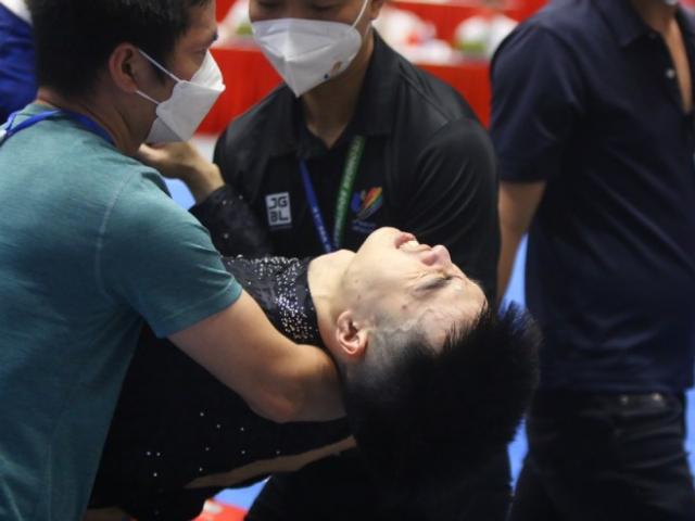 Võ sĩ Văn Phương đua HCV Wushu SEA Games, bị chấn thương nằm sàn đau đớn