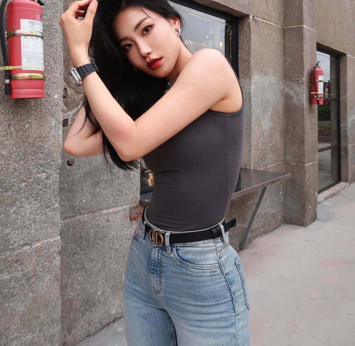 2 Mỹ Nữ Trung Quốc Mặc Quần Jeans Đẹp-Thời Trang