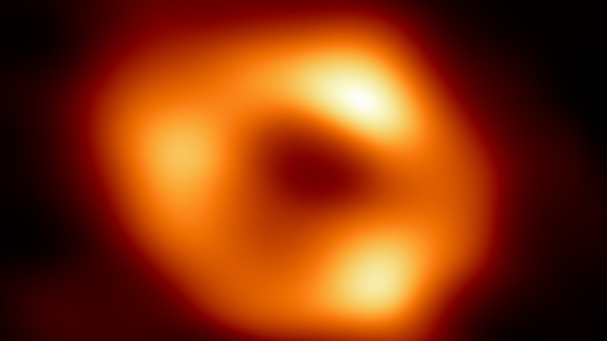 Hình ảnh vật thể nặng gấp 4 triệu lần Mặt trời ở trung tâm dải Ngân Hà - 1