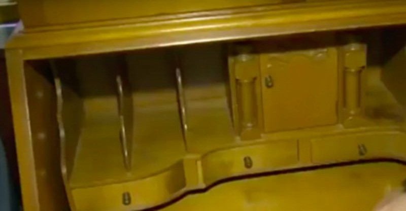 Mua chiếc bàn cũ giá rẻ về nhà, choáng váng khi phát hiện "kho tiền" 2,9 tỷ ở ngăn kéo - 1