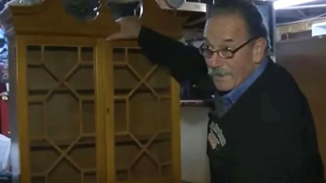 Mua chiếc bàn cũ giá rẻ về nhà, choáng váng khi phát hiện "kho tiền" 2,9 tỷ ở ngăn kéo - 3