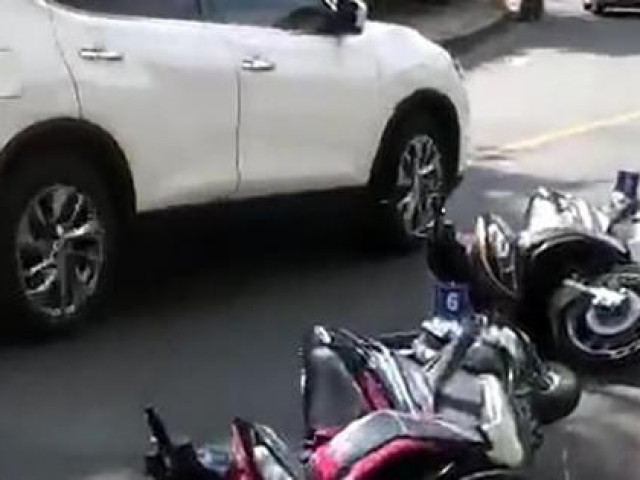 Bình Thạnh: Ô tô tông 6 xe máy, lao lên vỉa hè làm nhiều người bị thương