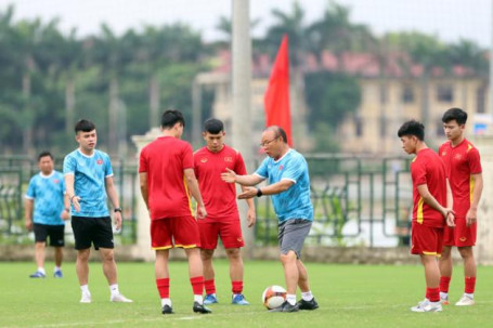 Thầy Park cho U23 Việt Nam họp chiến thuật trên sân tập chờ đấu U23 Timor Leste