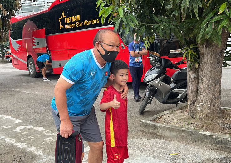 Thầy Park cho U23 Việt Nam họp chiến thuật trên sân tập chờ đấu U23 Timor Leste - 1