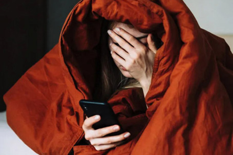 Sử dụng smartphone quá lâu có thể khiến thanh niên có suy nghĩ tự tử
