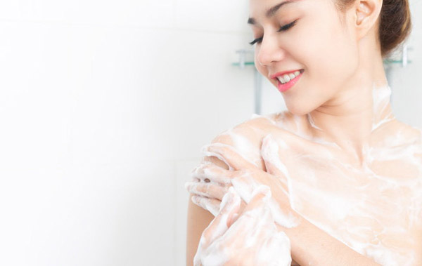 5 thói quen khi tắm vô tình gây hại cho làn da - 1