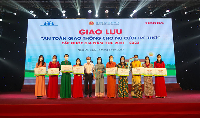 Honda Việt Nam trao giải &#39;An toàn giao thông cho nụ cười trẻ thơ&#39; năm học 2021-2022 - 1