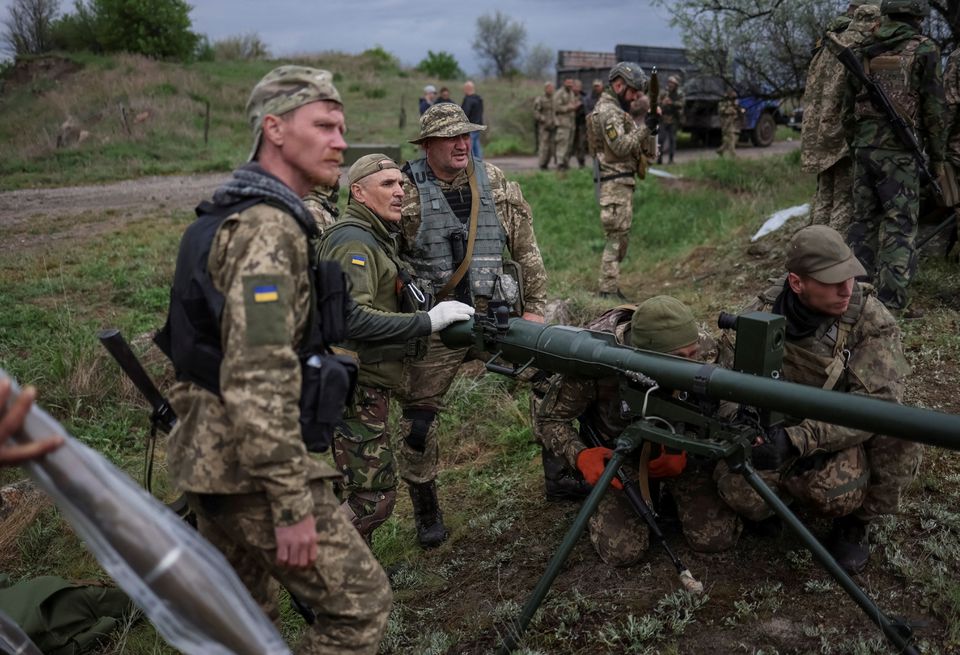 Ukraine tuyên bố tiến đến sát biên giới Nga; ông Zelensky sa thải tướng hàng đầu - 1