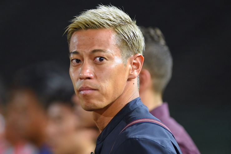 Cho đến nay, cũng không rõ mức lương của anh khi huấn luyện cho bóng đá nam Campuchia. Song hồi năm 2018, Keisuke Honda nhận lời dẫn dắt miễn phí đội tuyển quốc gia Campuchia trong khi anh vẫn là cầu thủ của CLB Melbourne Victory.
