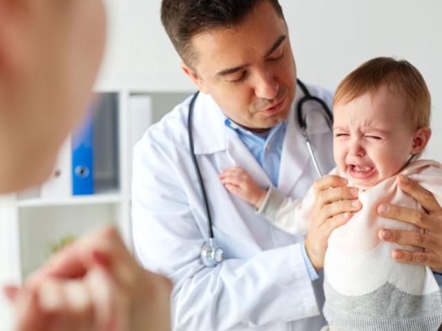 Cứ 10 trẻ thì có đến 7 trẻ mắc bệnh tai mũi họng – ba mẹ cẩn trọng biến chứng nguy hiểm cho con!