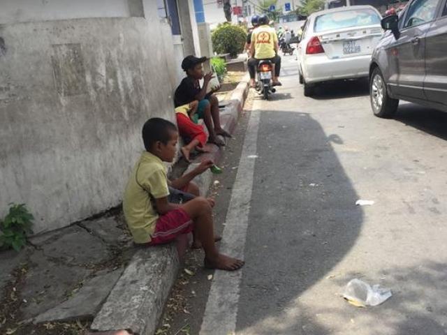 Muôn kiểu ”chăn dắt” trẻ em ăn xin trên đường phố