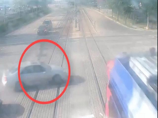 Nữ tài xế lái xe vượt đèn đỏ, ô tô bị tàu hỏa tông suýt xẻ làm đôi