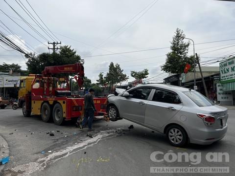 Xe máy tông trực diện ôtô, một người bay lên cao lộn nhiều vòng - 3