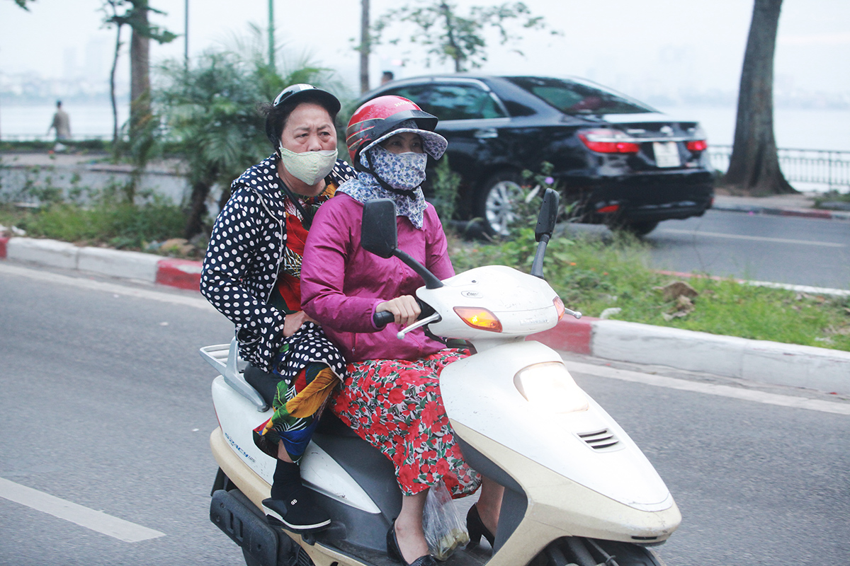 Người Hà Nội mặc áo ấm ra đường trong cái lạnh đầu hè - 8