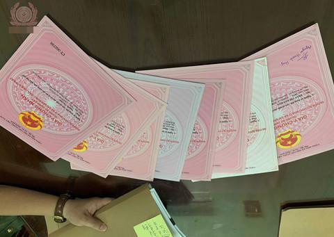 Màn kịch của nữ thầy bói cầm đầu đường dây làm giả sổ đỏ để lừa đảo - 2