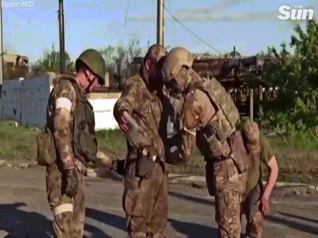 VIDEO: Cảnh quân Ukraine ra khỏi nhà máy thép Azovstal và buông súng trước phía Nga