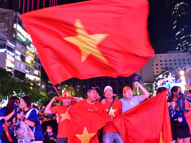CĐV trên phố đi bộ Nguyễn Huệ vỡ oà khi U23 Việt Nam thắng U23 Myanmar