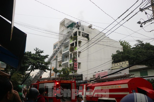 TPHCM: Cháy nhà 5 tầng, cảnh sát huy động xe thang để cứu hộ - 2