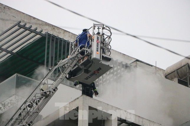 TPHCM: Cháy nhà 5 tầng, cảnh sát huy động xe thang để cứu hộ - 3