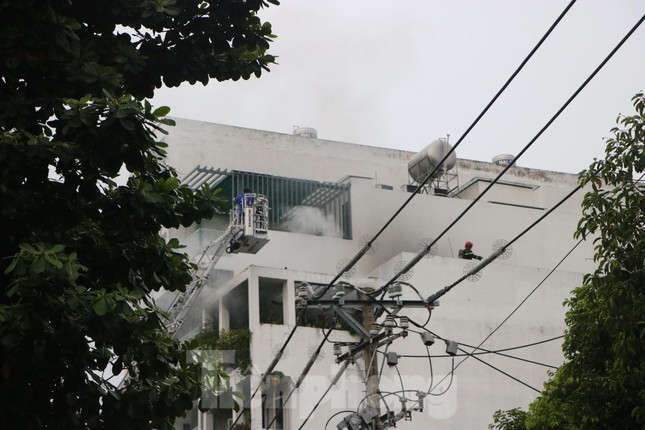 TPHCM: Cháy nhà 5 tầng, cảnh sát huy động xe thang để cứu hộ - 4