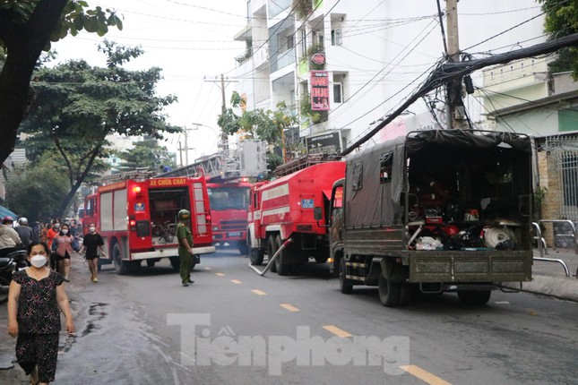 TPHCM: Cháy nhà 5 tầng, cảnh sát huy động xe thang để cứu hộ - 1