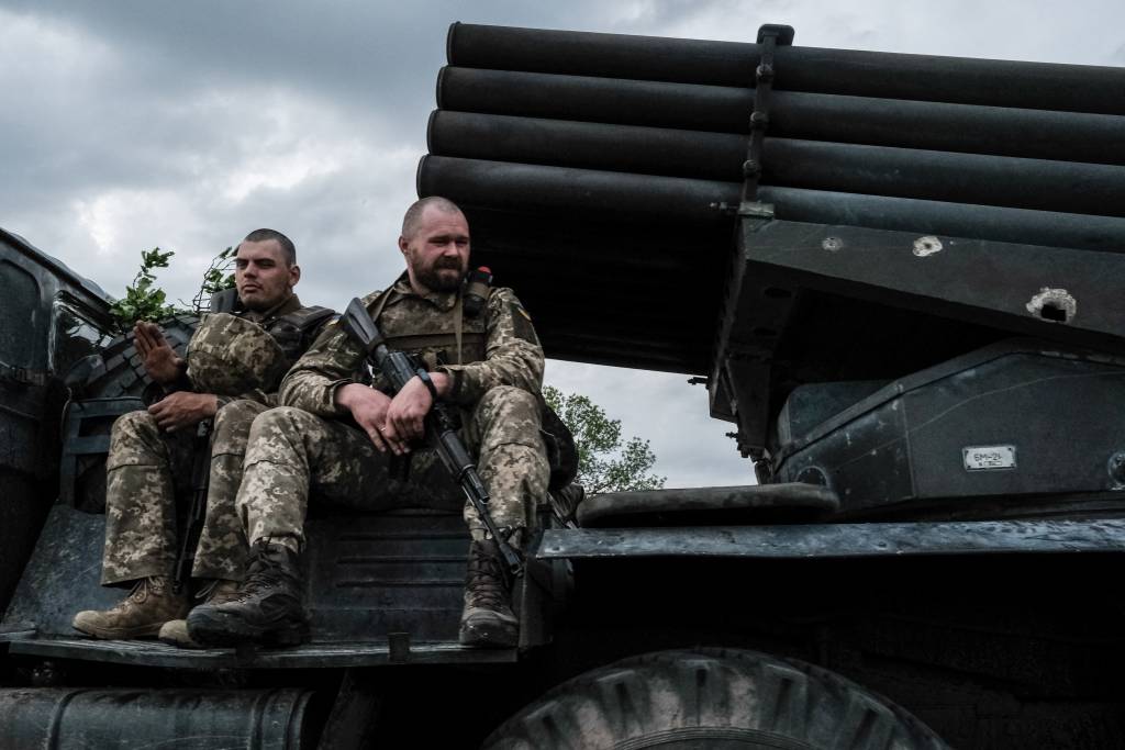 Ukraine: Nga liên tục pháo kích, điều 15 trực thăng đánh phá phòng tuyến Donbass - 1