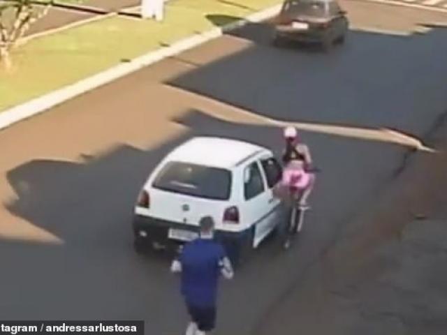 Clip: Cô gái đi xe đạp bị kẻ biến thái ngồi trên ôtô sàm sỡ