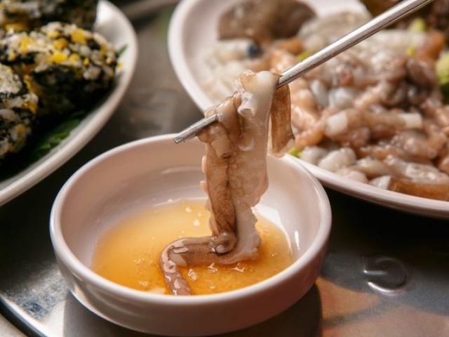 Những món đặc sản kinh dị Hàn Quốc khiến du khách phải ”rùng mình” hoặc bịt mũi khi thử