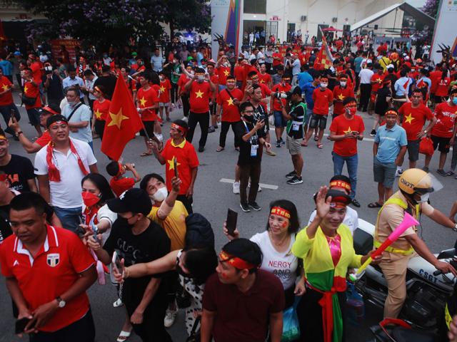 Sân Việt Trì đông chưa từng có, fan diễu hành phủ kín các tuyến đường