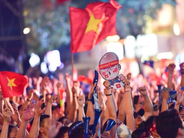 Giây phút Tiến Linh ghi bàn đưa U23 Việt Nam vào chung kết, CĐV ôm nhau nhảy múa