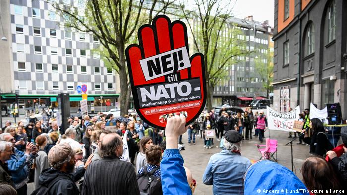 Người dân Thụy Điển xuống đường, phản đối gia nhập NATO - 1