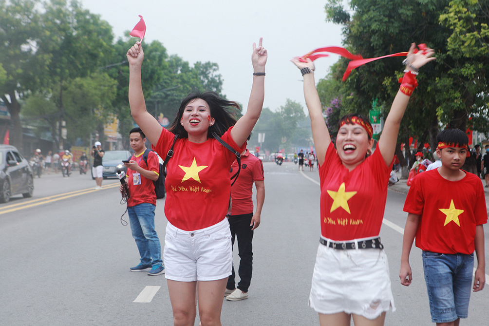Sân Việt Trì đông chưa từng có, fan diễu hành phủ kín các tuyến đường - 11