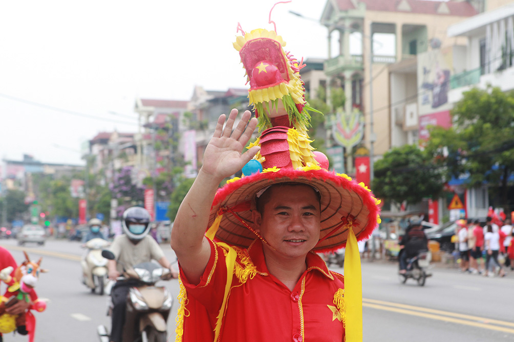 Sân Việt Trì đông chưa từng có, fan diễu hành phủ kín các tuyến đường - 12