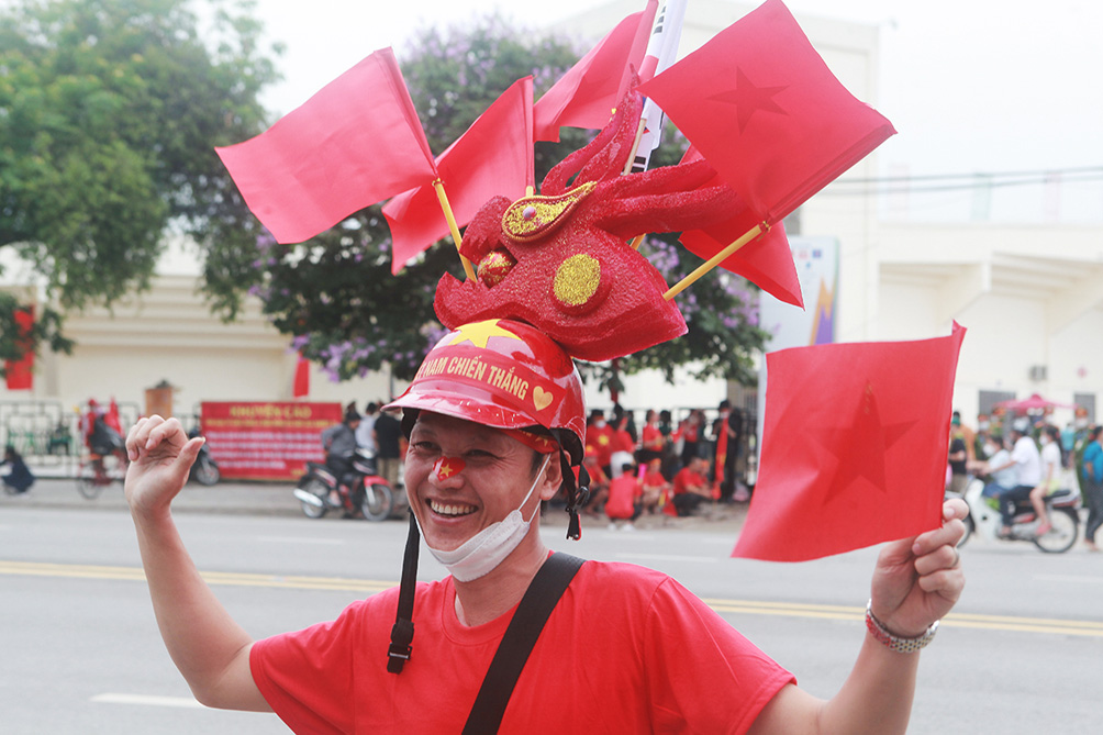 Sân Việt Trì đông chưa từng có, fan diễu hành phủ kín các tuyến đường - 13