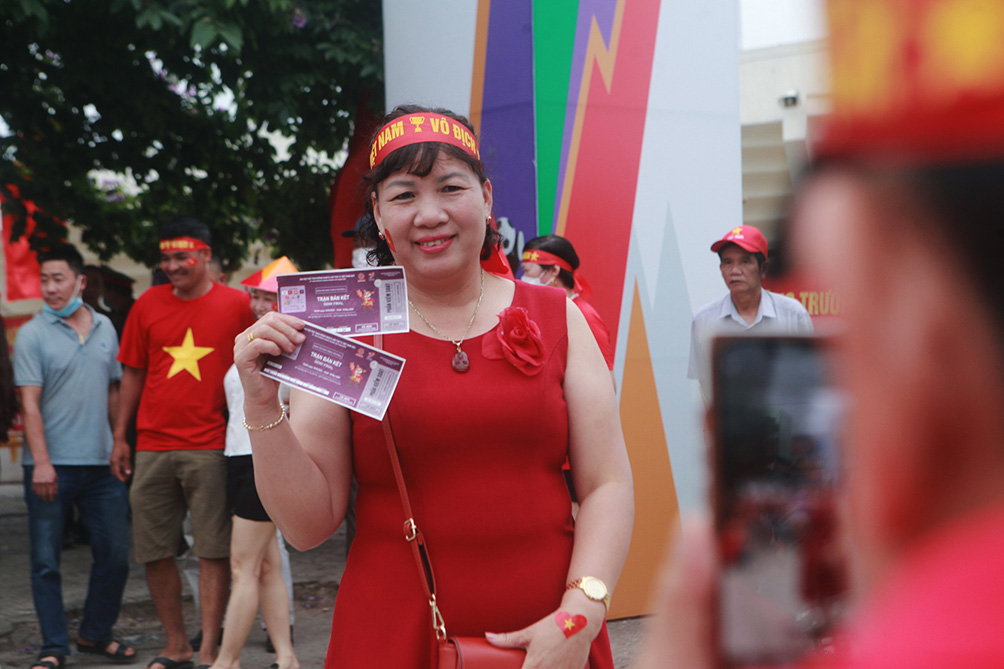 Sân Việt Trì đông chưa từng có, fan diễu hành phủ kín các tuyến đường - 14