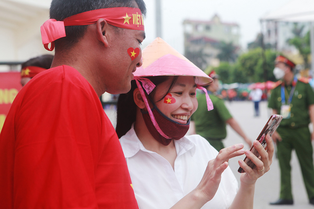 Sân Việt Trì đông chưa từng có, fan diễu hành phủ kín các tuyến đường - 15