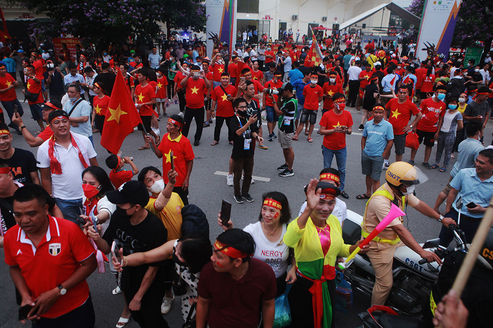 Sân Việt Trì đông chưa từng có, fan diễu hành phủ kín các tuyến đường - 2