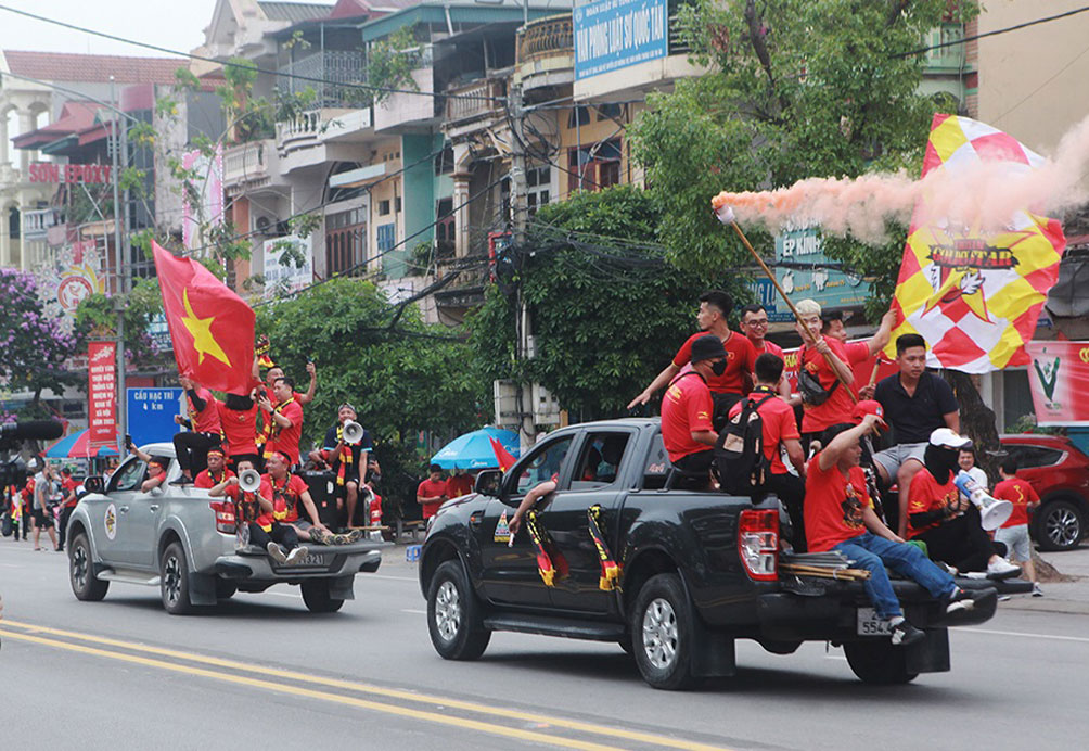 Sân Việt Trì đông chưa từng có, fan diễu hành phủ kín các tuyến đường - 3