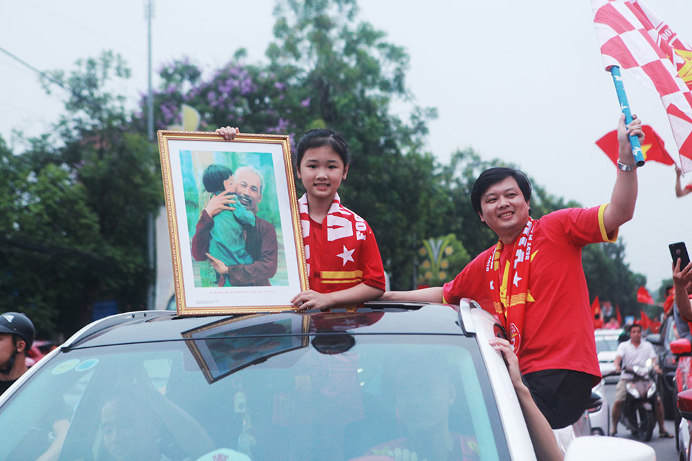 Sân Việt Trì đông chưa từng có, fan diễu hành phủ kín các tuyến đường - 4